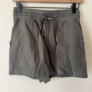 Lululemon Dance Studio High-Rise Short 3.5" Army Green Size 4 W7CCGS